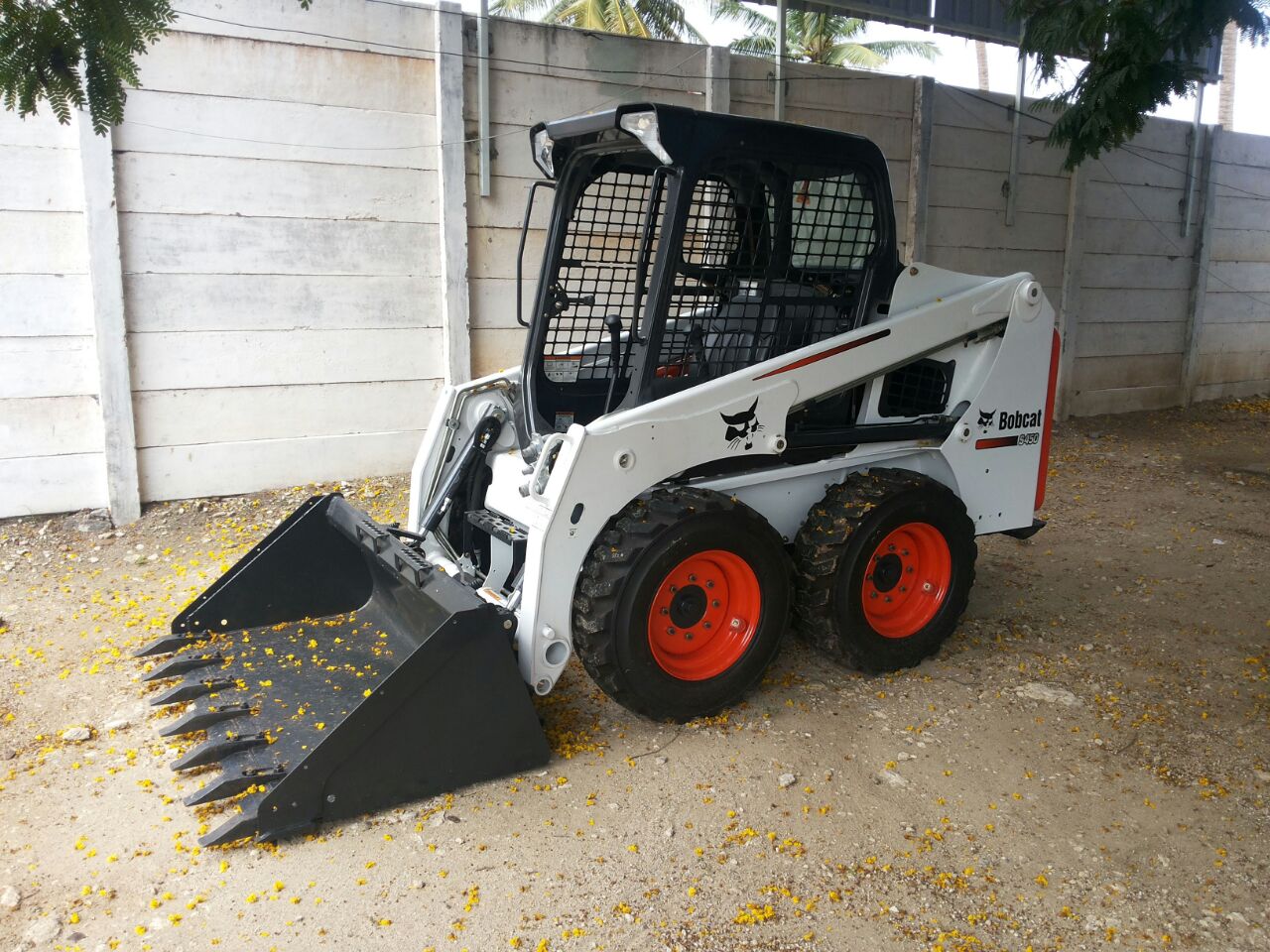 Bobcat,Earthmovers,Mini compact excavators rental service in Chennai