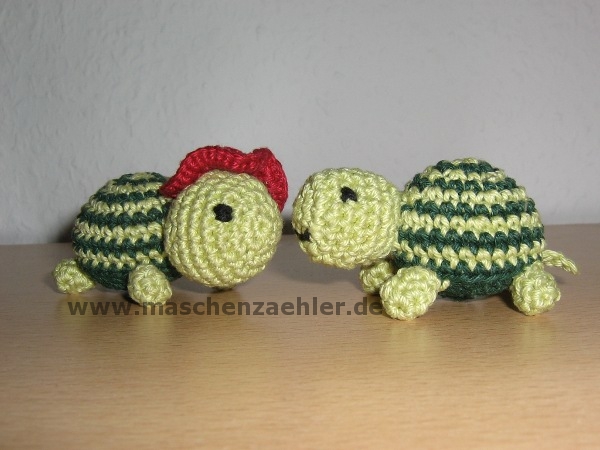 Zwei kleine AmigurumiSchildkröten Maschenzähler Designs