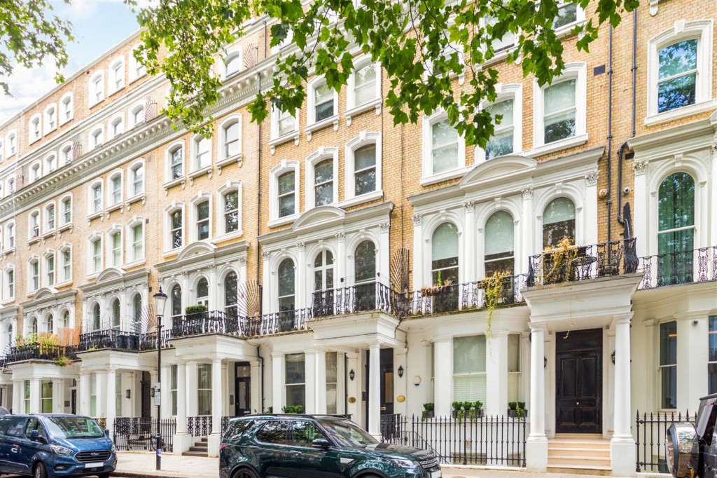 Beaufort Gardens, Knightsbridge SW3, 1 bedroom, Apartment Basement
