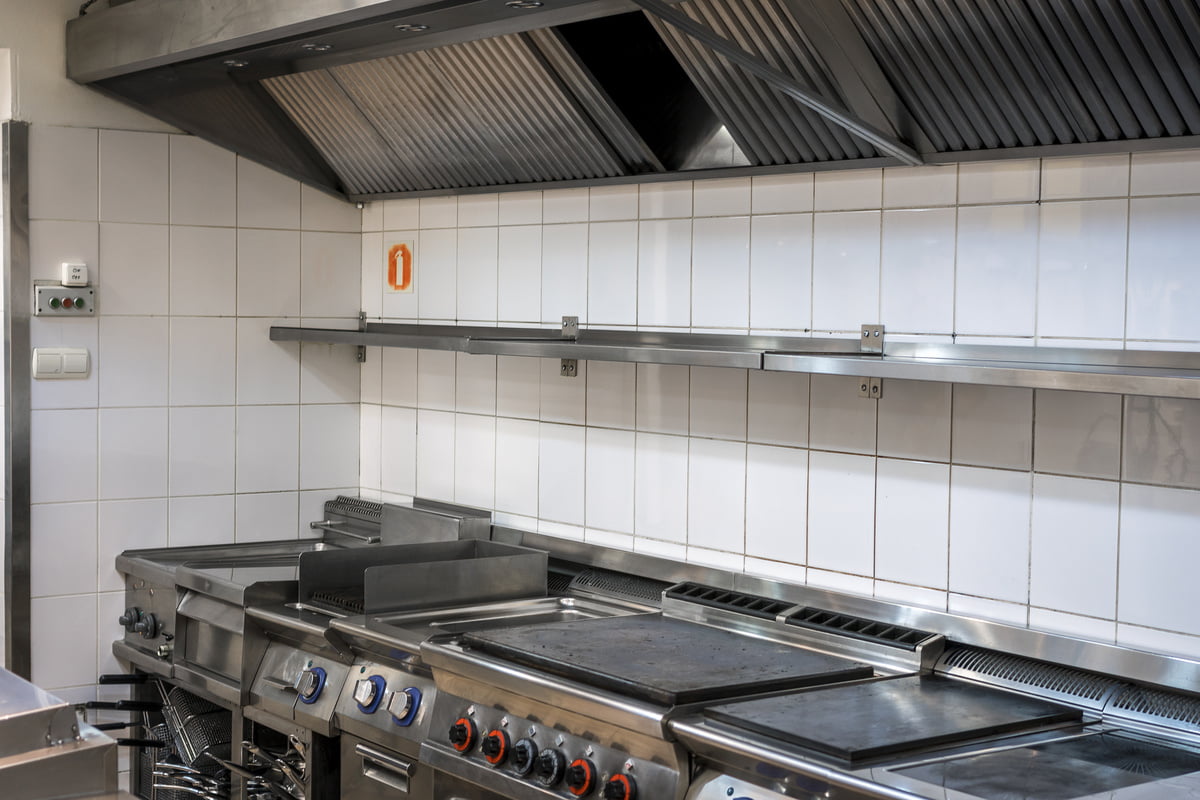 Comment installer une hotte inclinée ?