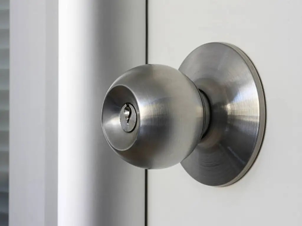 Door Knobs vs Handles Making the Right Choice Maxave