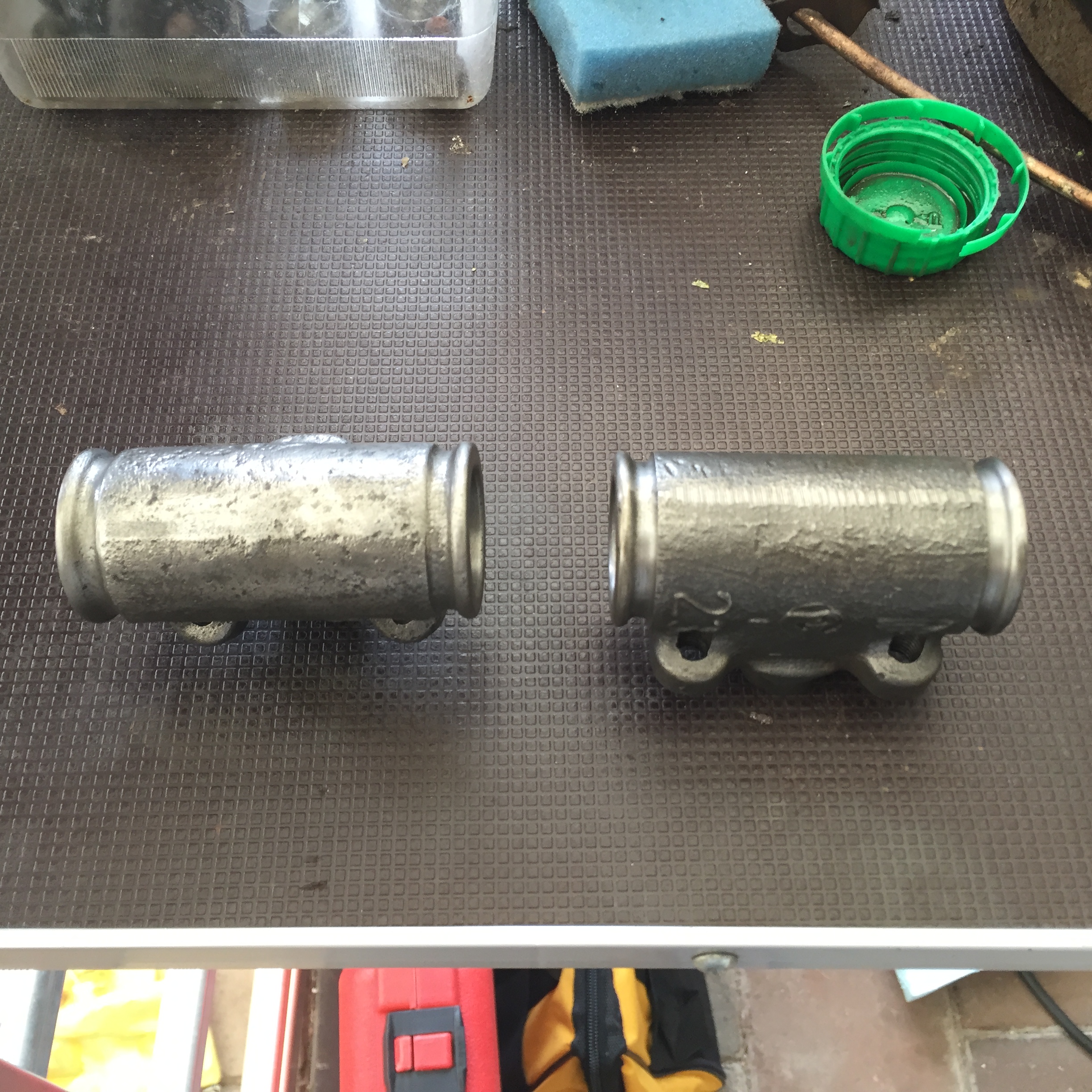 Cleaning up both rear brake cylinders, removing rust, cleaning pistons