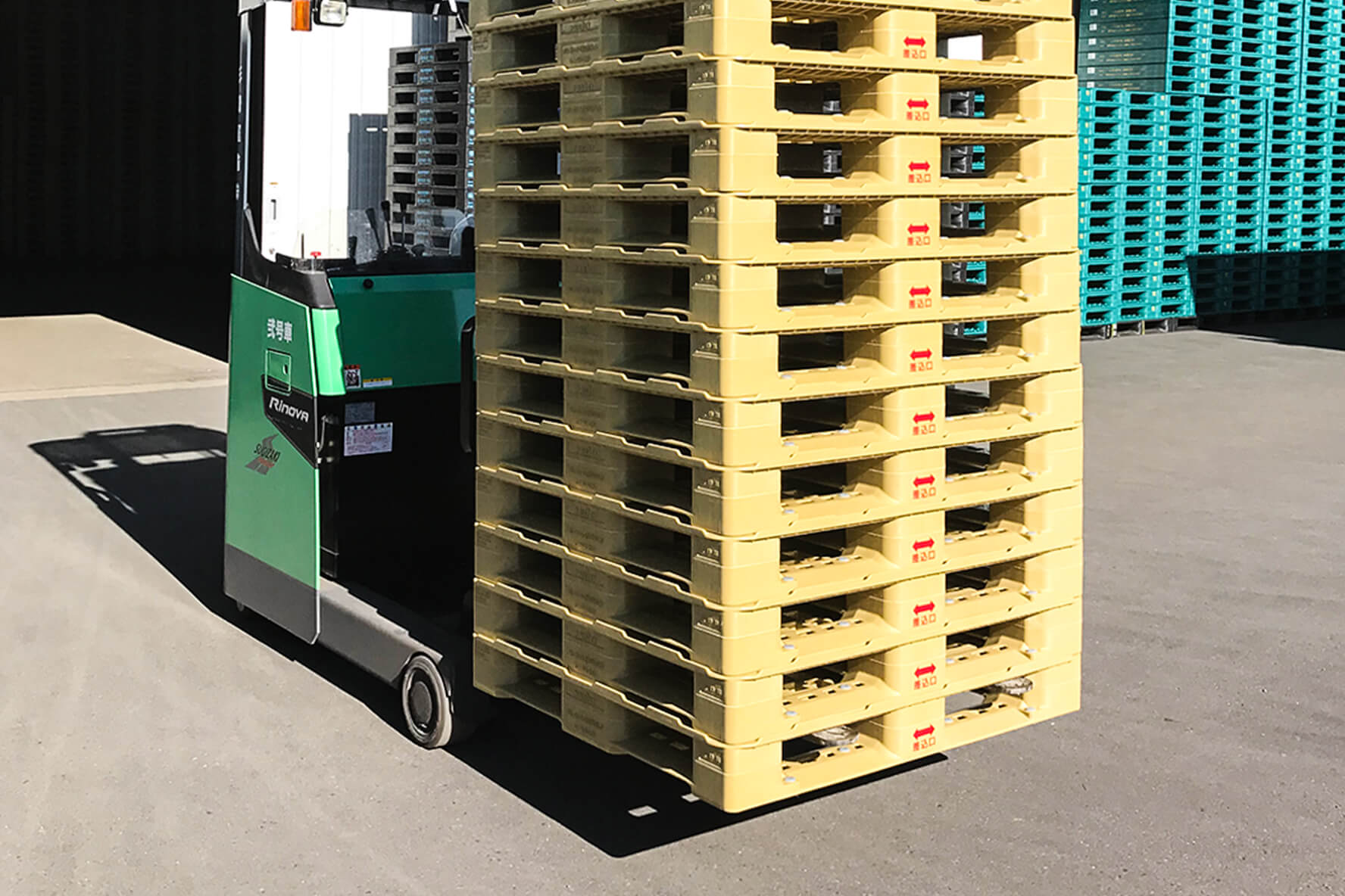 CASE02 物流現場が抱える課題解決に物流資材レンタル・リサイクル事業強化で貢献 KEY OF FUTURE 三菱商事プラスチック株式会社