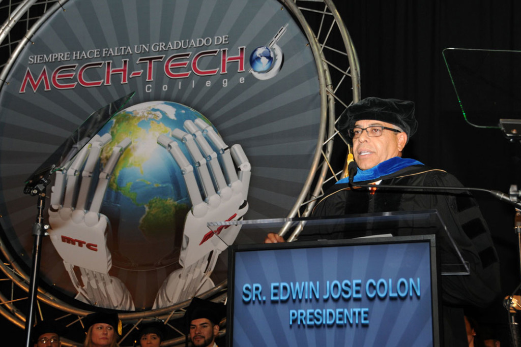 Lanzan más críticas al IVA durante graduación de MechTech College