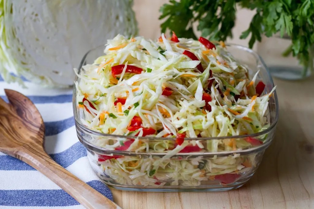 Cabbage salad with garlic dressing ⋆ MeCooks Blog