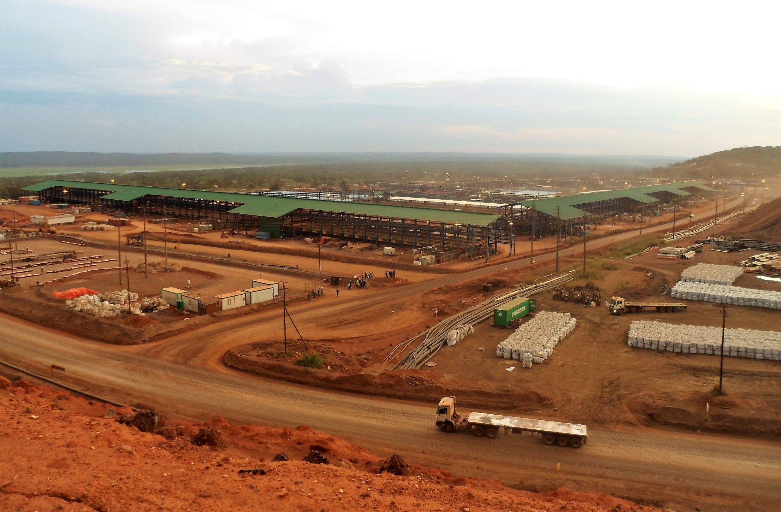 Une vue de l'usine de transformation des minerais dans la