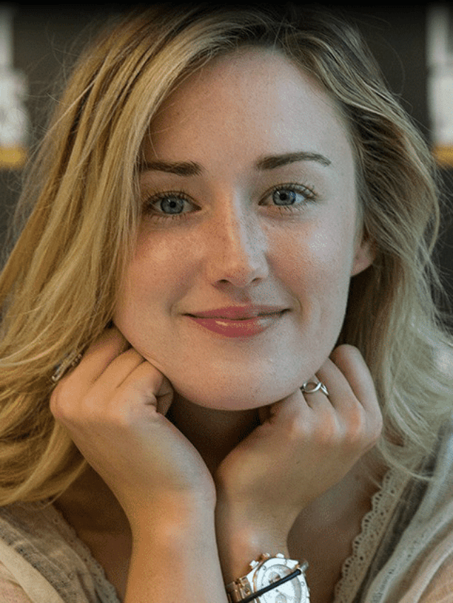 Who is Ashley Johnson? Who is her exboyfriend and why does she have a