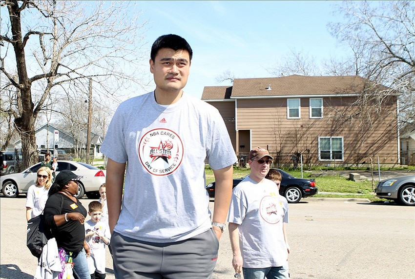 Muggsy Bogues has the most brilliant answer after Yao Ming picture goes viral