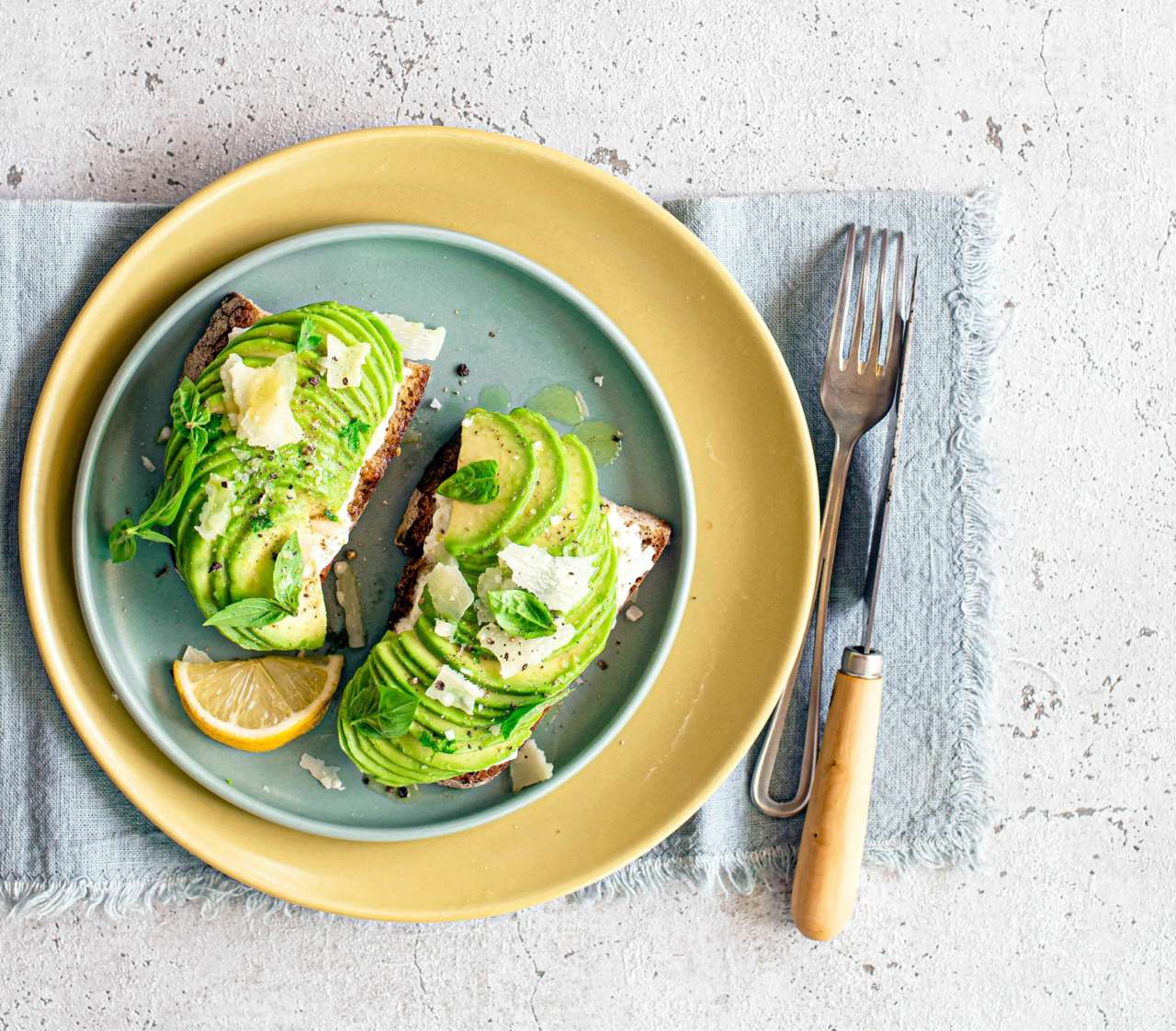 Pane integrale tostato con avocado e ricotta