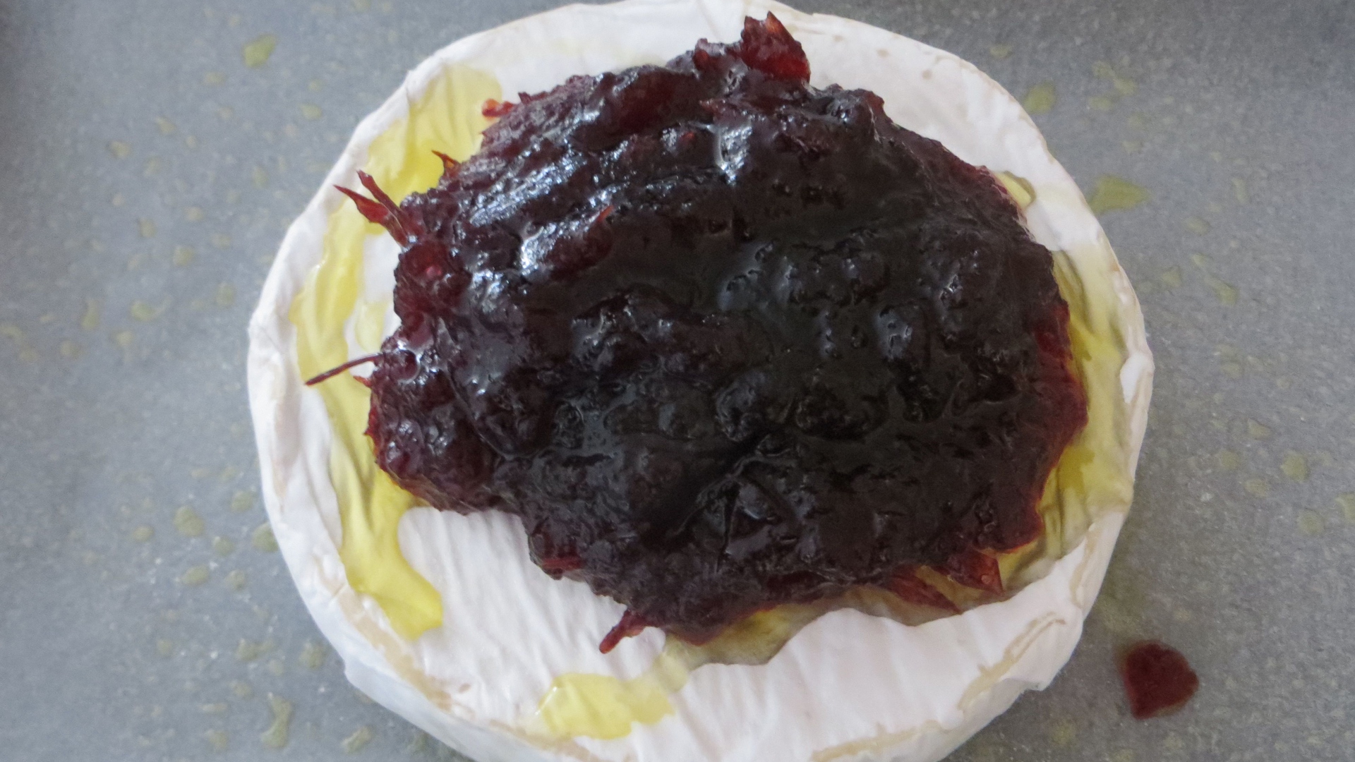 Baked camembert with cranberry sauce meecook