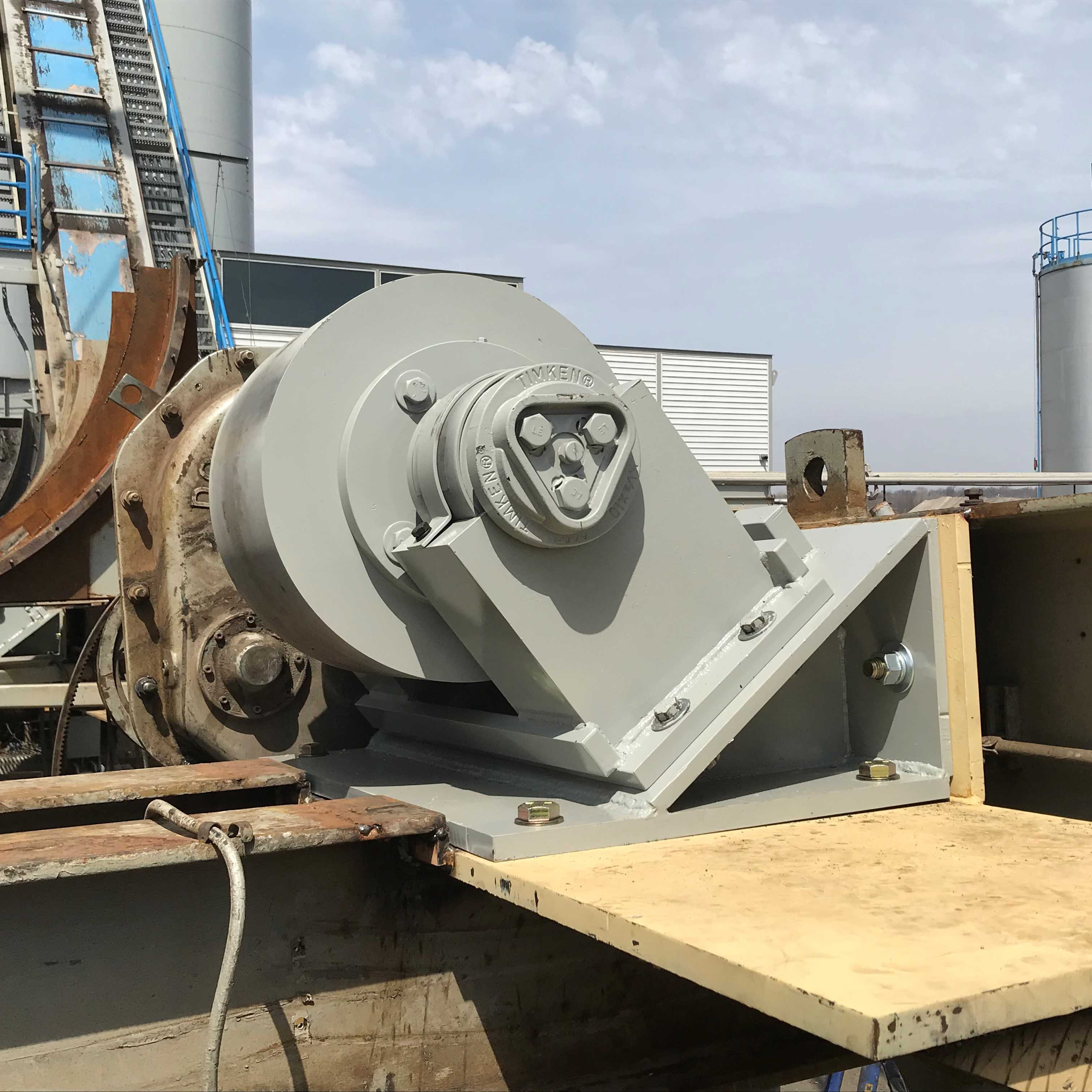 MEEKER SINGLE POINT TRUNNIONS MAKE TRAINING DRUM EASY!