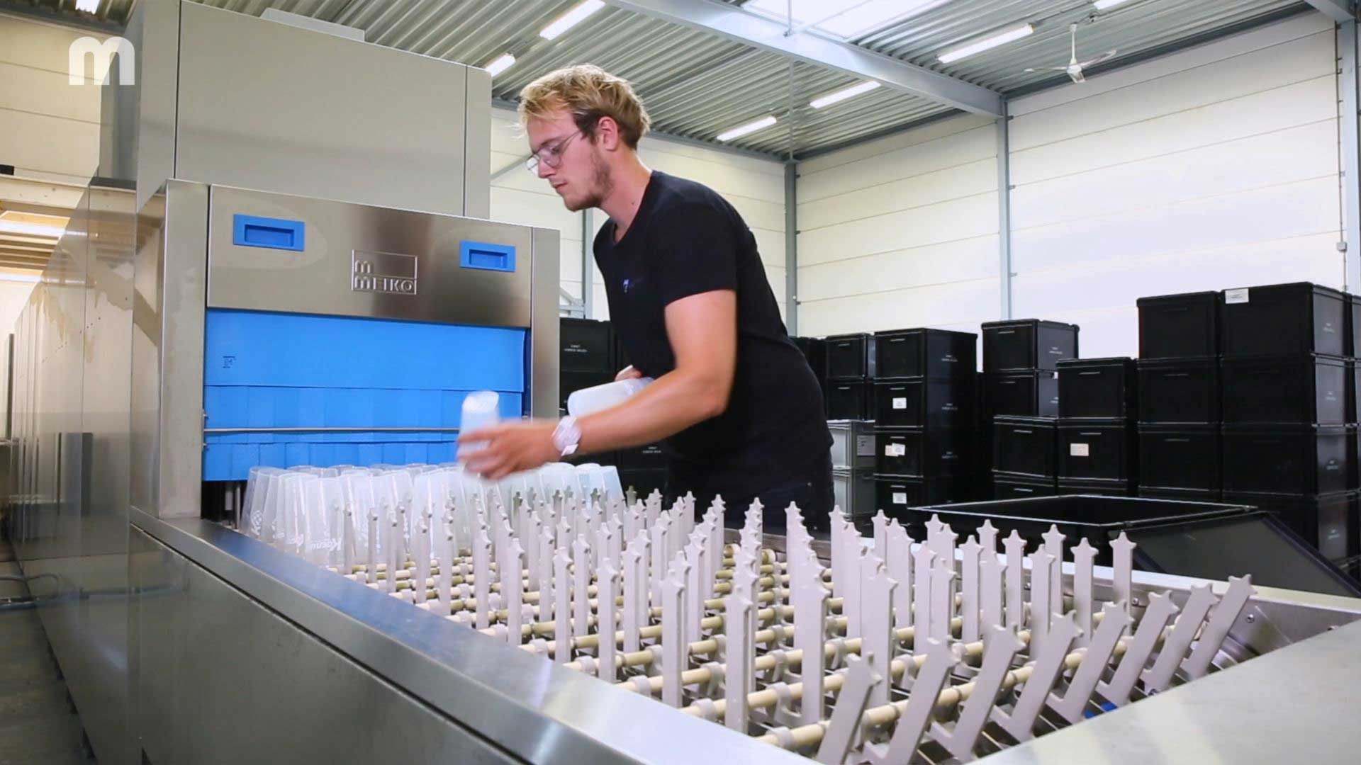 Efficient cleaning of cups and bottles MEIKO