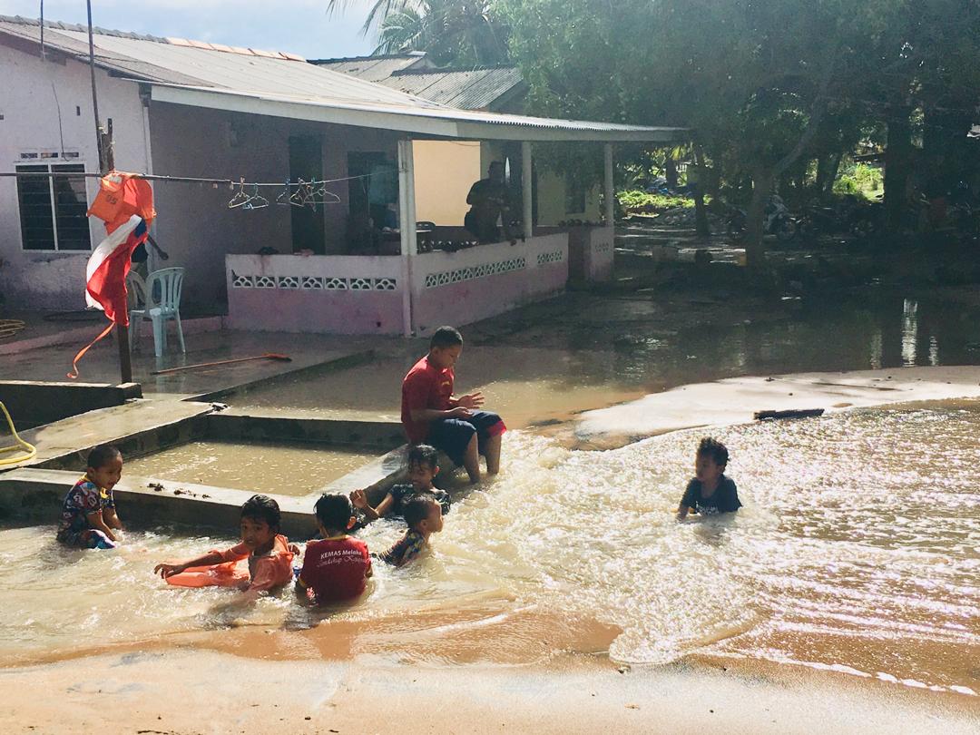 Air pasang besar jejaskan nelayan di Pantai Puteri dan