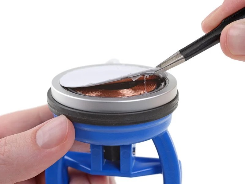 iFixIt smonta il MagSafe 4 MagSafe iFixIt 3