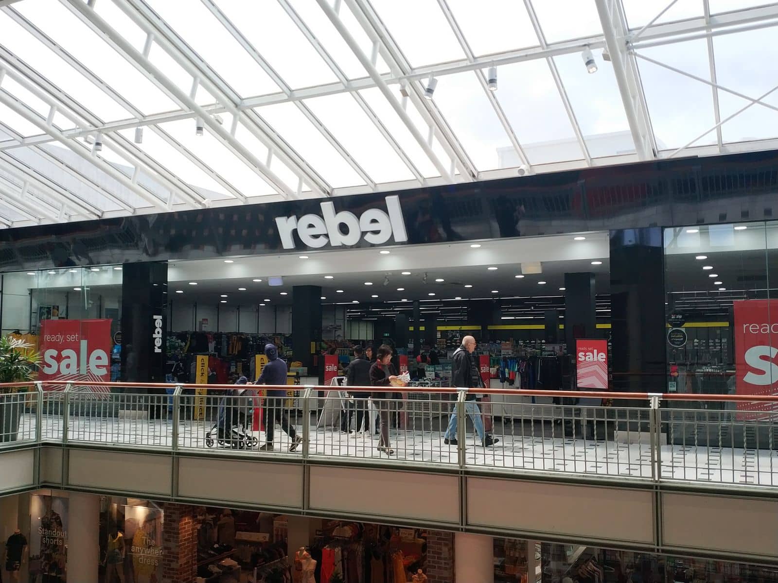 Dandenong Plaza Shopping Centre, Parking & Store Trading Open Hours