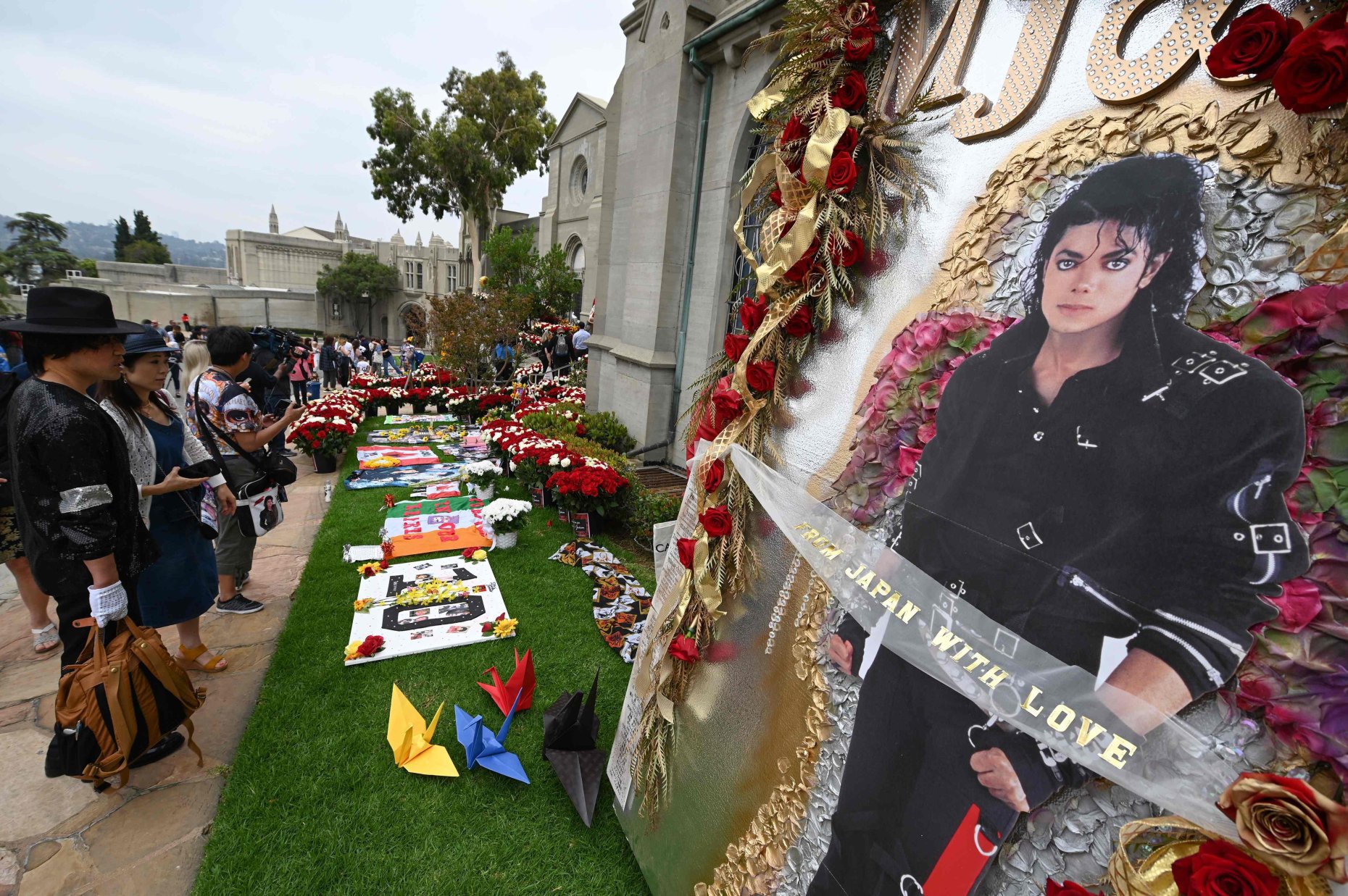Photos from Michael Jackson fans pay their respects on 10th anniversary