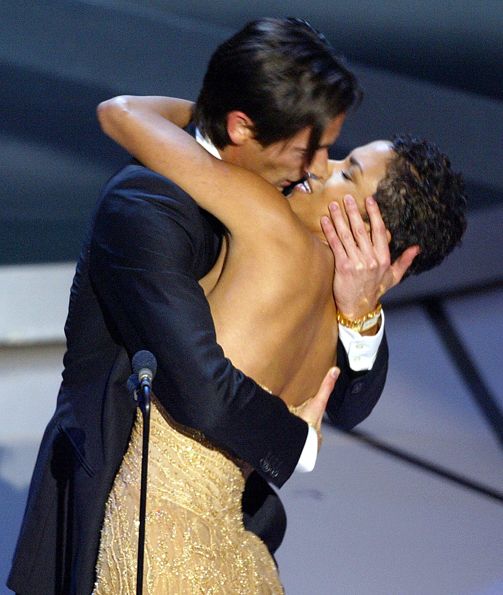 Adrien Brody Who Kissed Halle Berry Dating Weinstein S Ex - roblox people kissing so hard