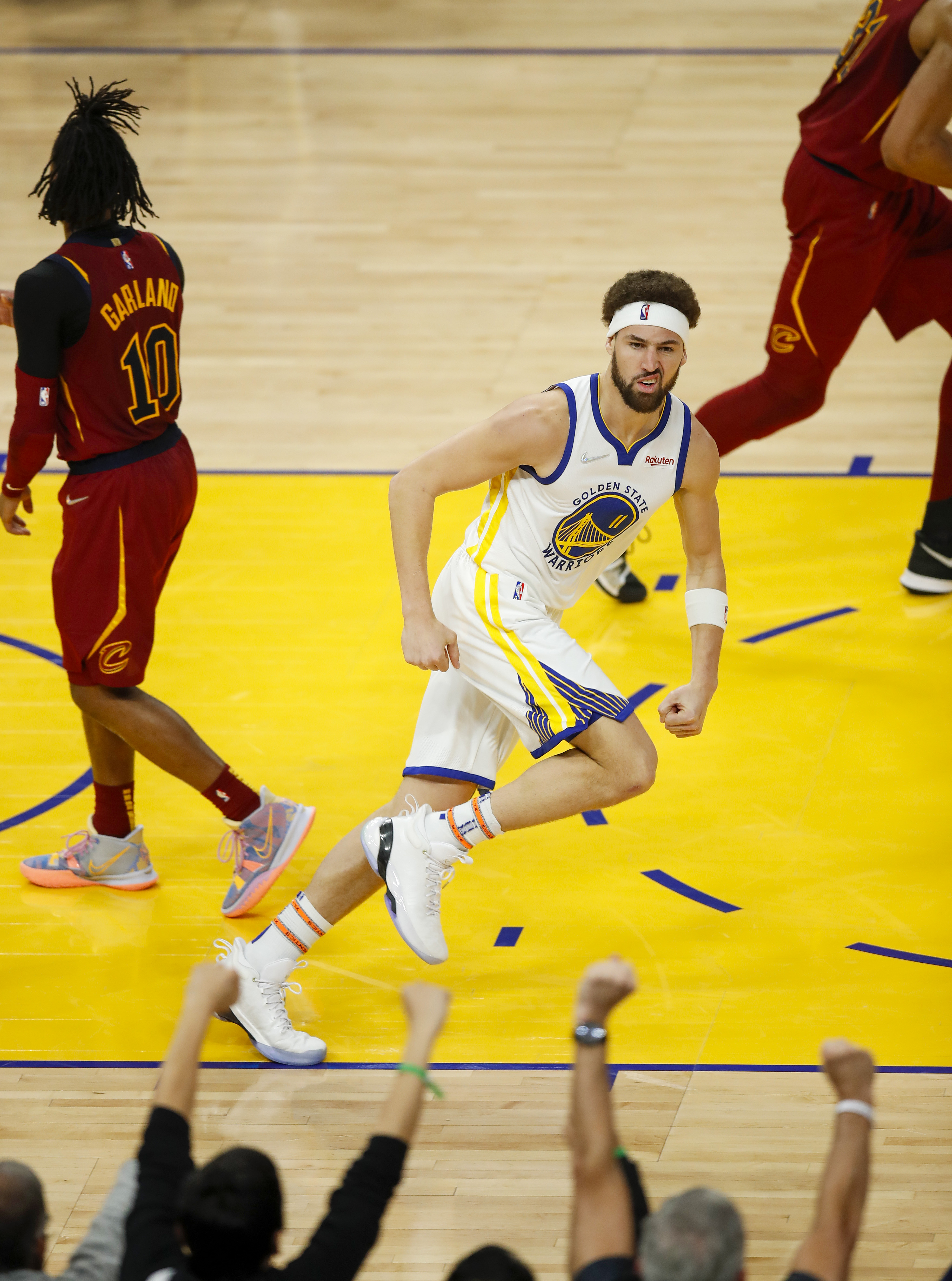 Klay Thompson scores 17 in return, helps Warriors top Cavs