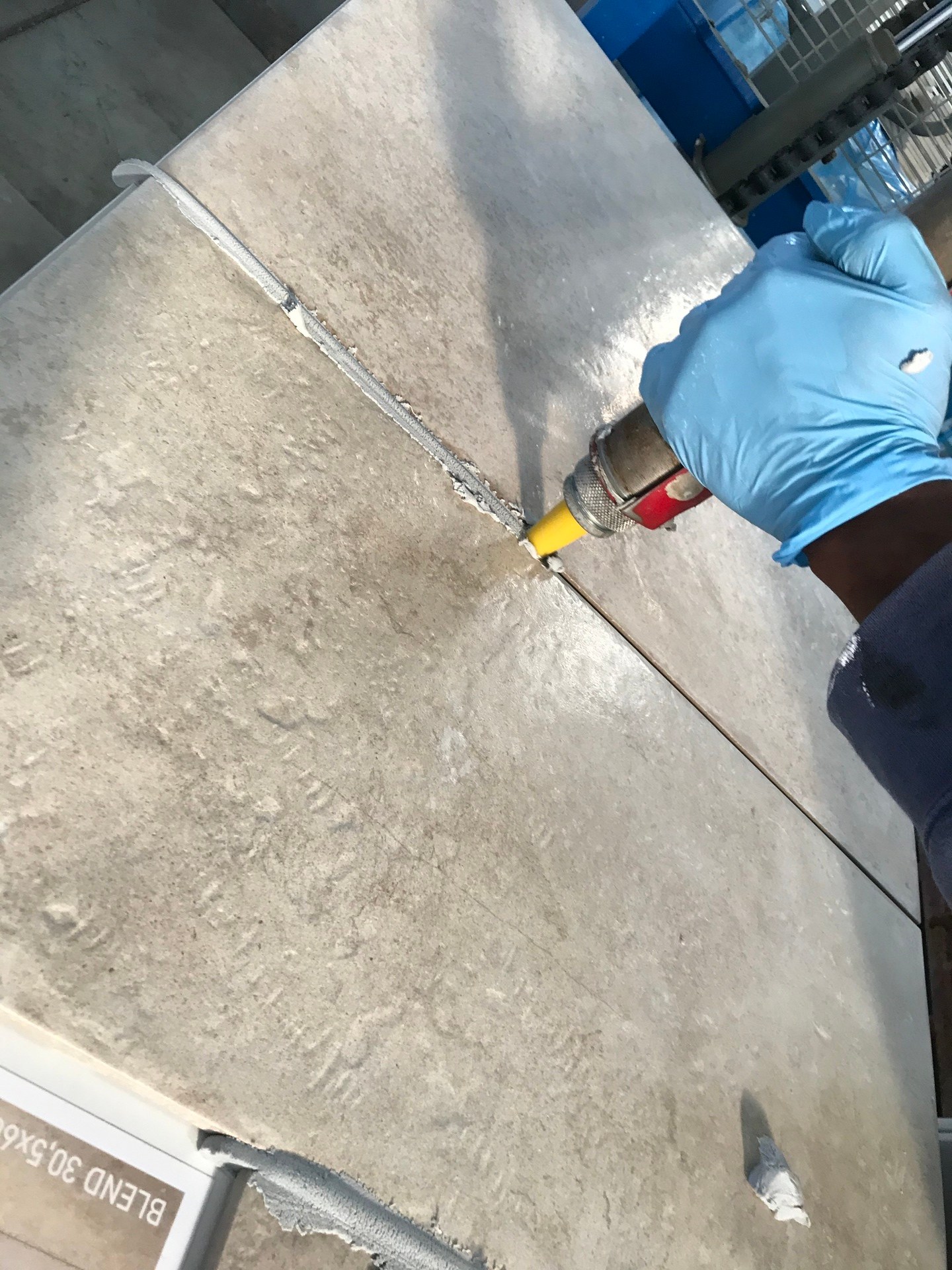 POSA PIASTRELLE e STUCCATURA Realizzazione M Espositori