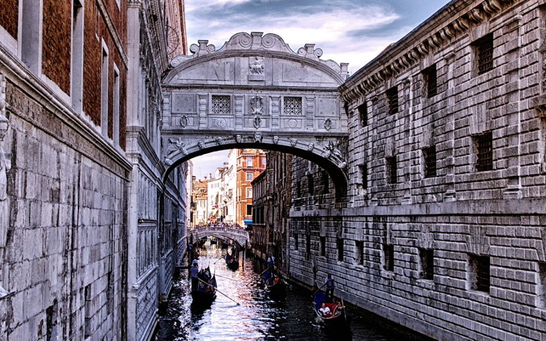 A Venezia, alla scoperta del romantico Ponte dei Sospiri