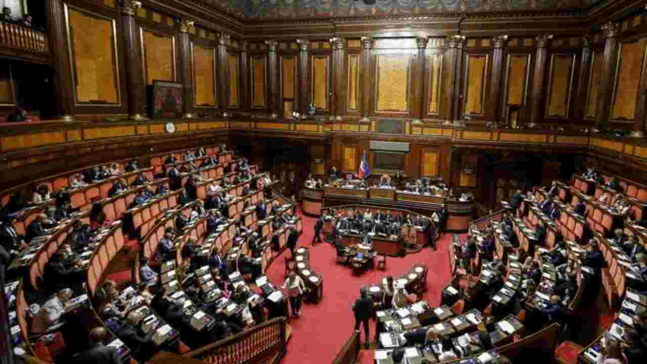 Sotto l'occhio del ciclone è finito in particolare il movimento 5 stelle. Mes, sette deputati 5 Stelle votano sì all'odg di Fratelli ...