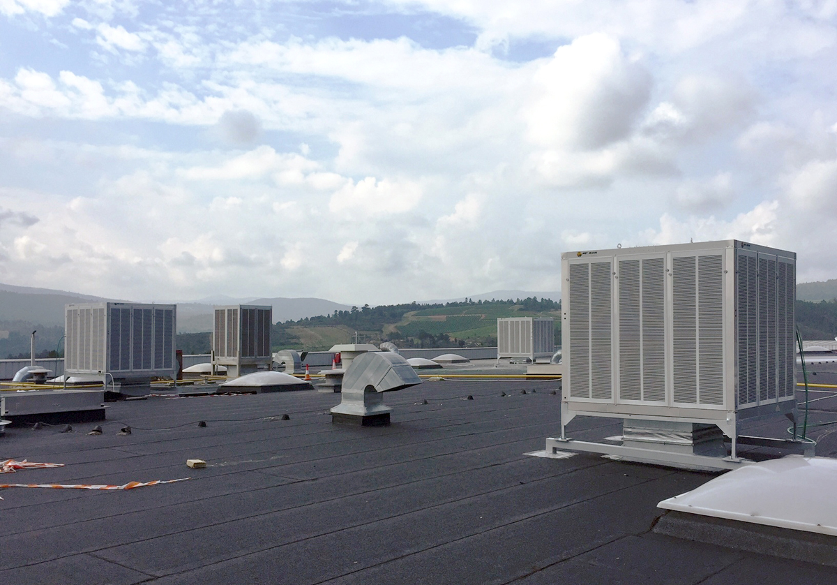 Evaporative air conditioning in the automotive sector