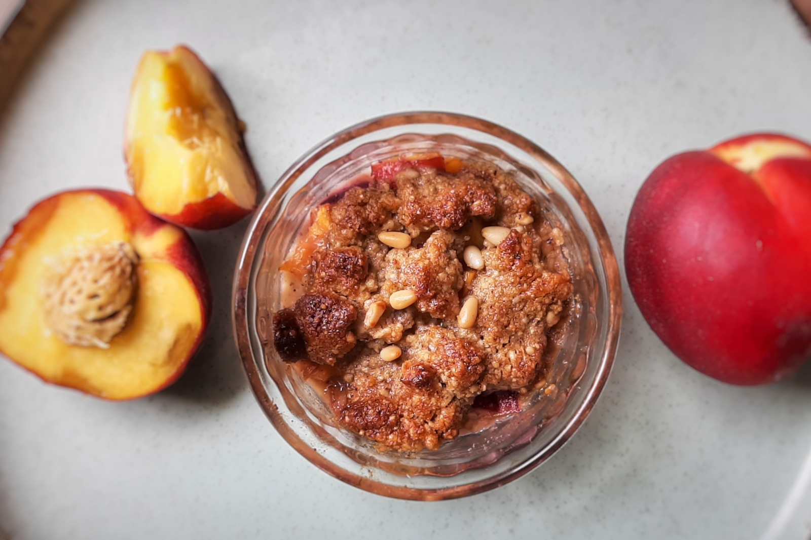 Crumble aux nectarines et pignon Association Miam