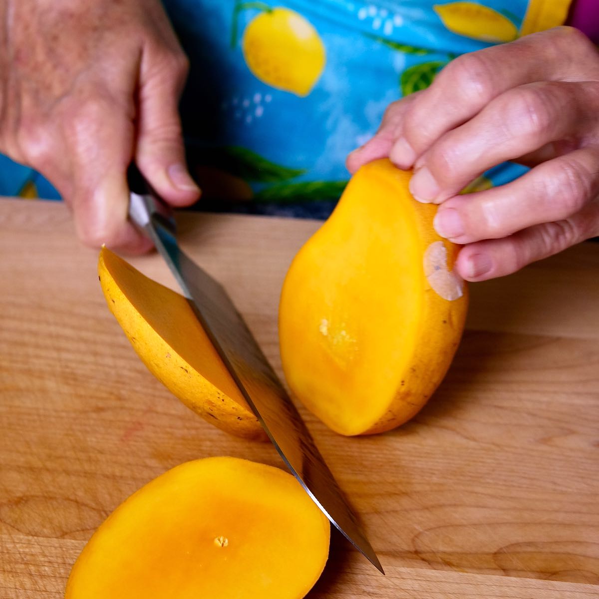 How to Cut a Mango Mia's Cucina
