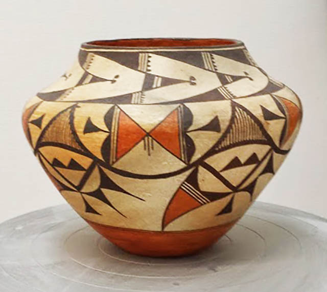 Mica Clay Gallery of Micaceous pottery from New Mexico and the world