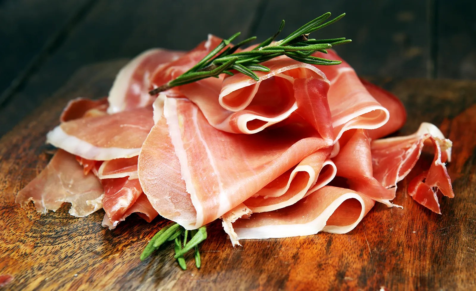 Prosciutto crudo o cotto? Quali sono le differenze e quando usarli