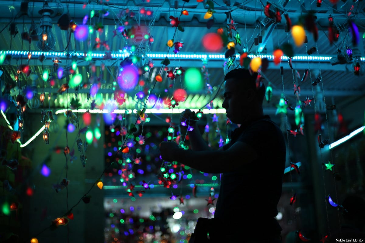 Gazans pray, celebrate and decorate at the start of Ramadan 2017, on May 28, 2017 [Mohammed Asad / Middle East Monitor]