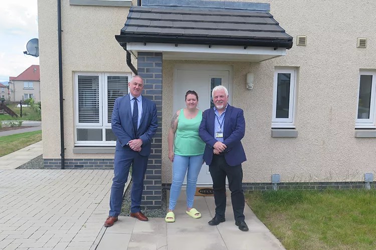 Housing minister visits new Midlothian tenant Midlothian View