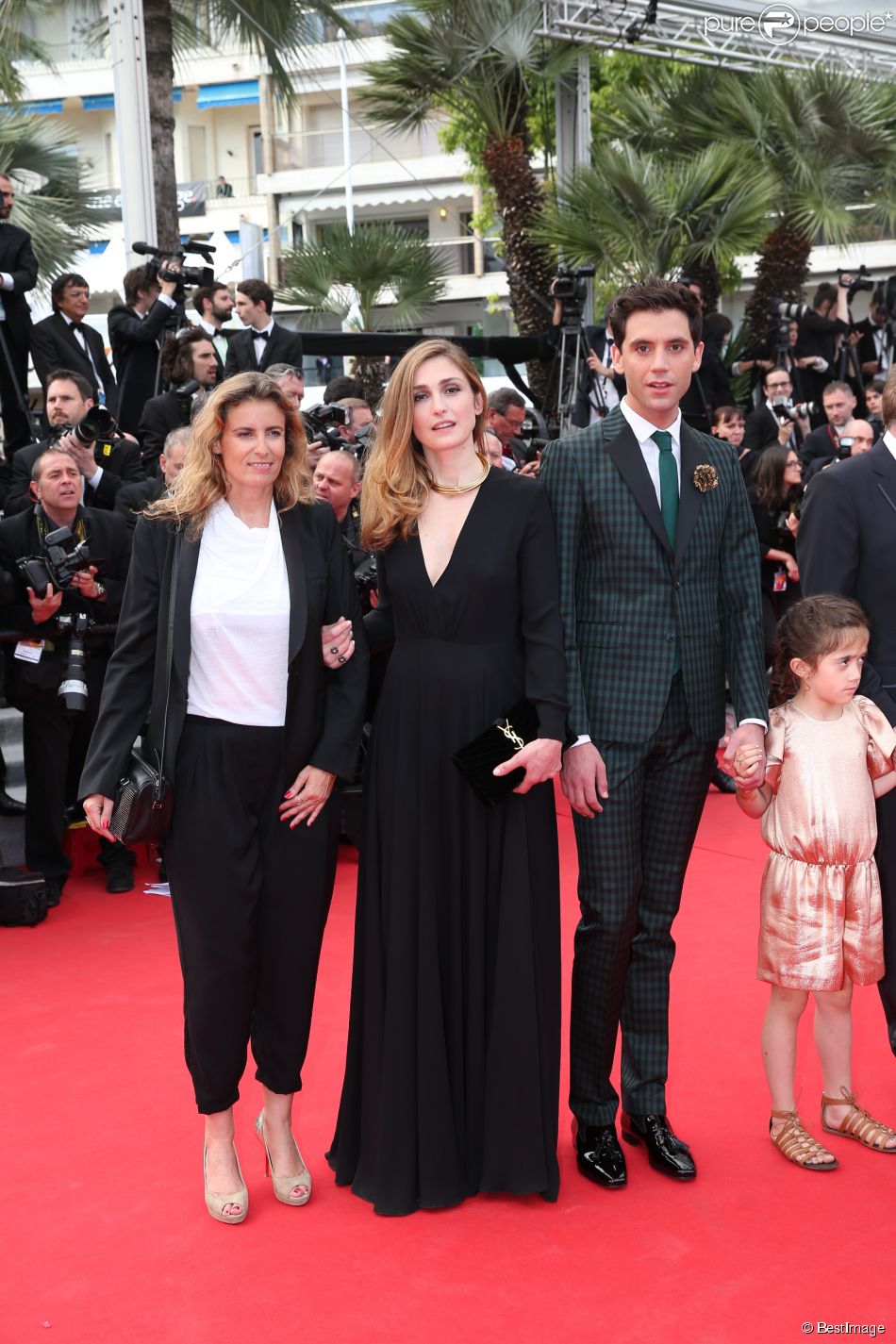 Photos Mika monte les marches du Festival de Cannes Mika