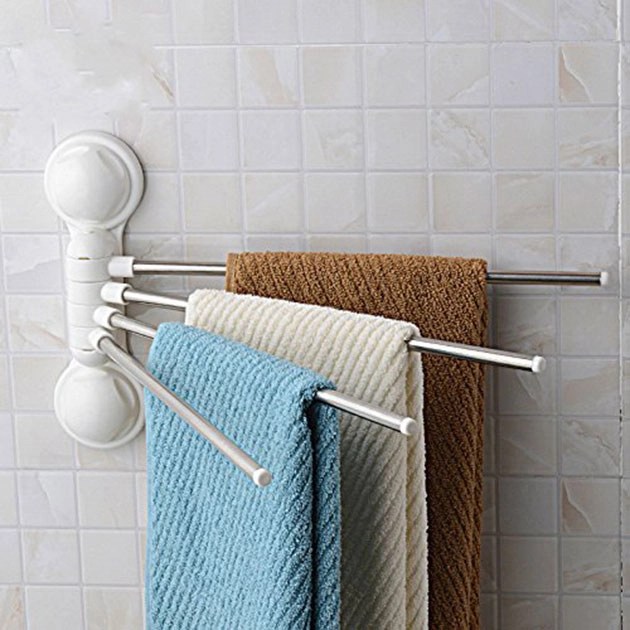 Soluciones para colgar las toallas y otros accesorios en un baño muy