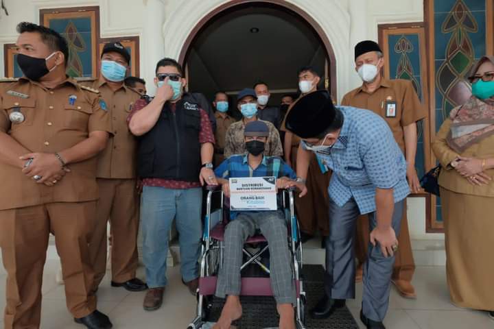 Warga Desa Teluk Pengkah Kecamatan Tebing Tinggi Terima Bantuan Kursi Roda  dari Bupati KH. Drs. Anwar Sadat M.Ag | MIMBAR PUBLIK - PEWARTA INFORMASI  NASIONAL