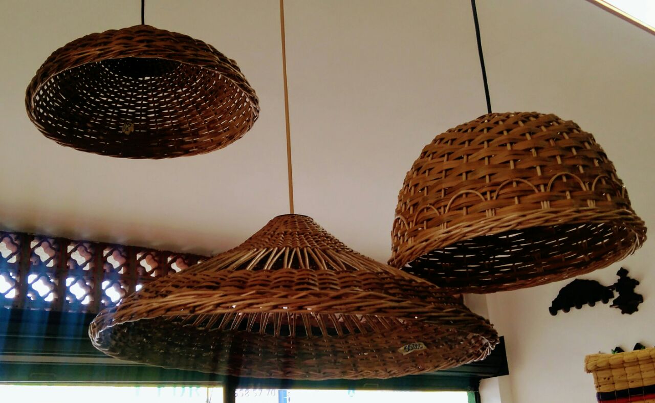 Lamparas colgantes en mimbre Mimbrería El Limonar