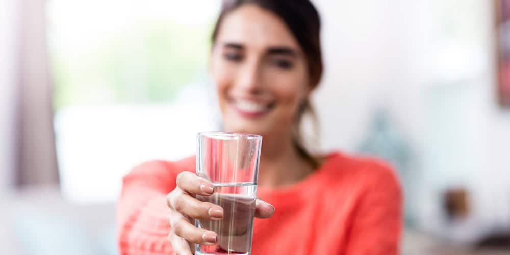 10 simple hacks to drink more water (and improve your health)