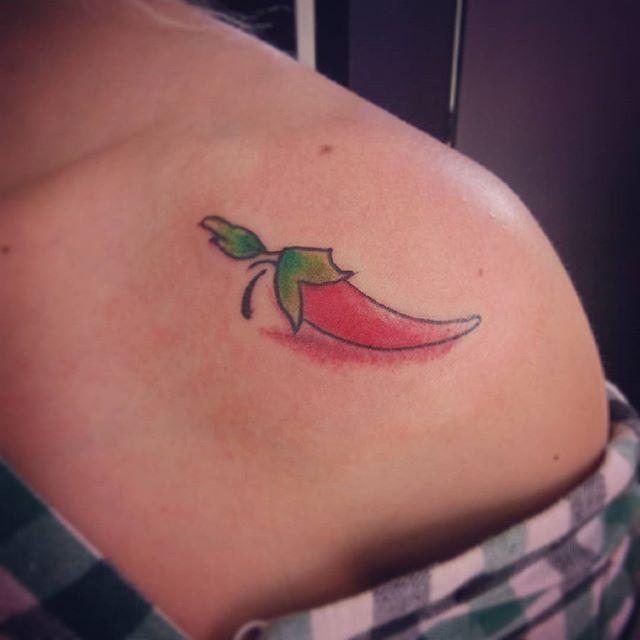 Tatuagens femininas no PESCOÇO em várias fotos Bela & Estilos 55 Tatuagens de Pimenta Criativas e Inspiradoras