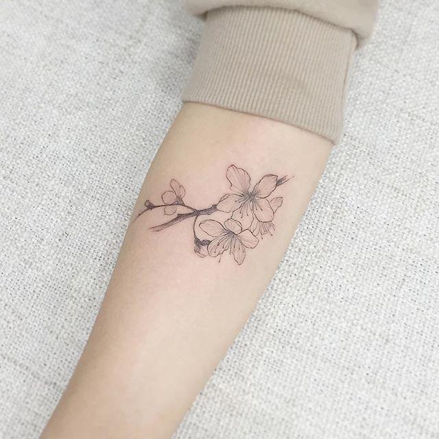 flor de dólar Money tattoo, Money rose tattoo, Hand tattoos Desenho Ramo De Flores Tattoo MMOD