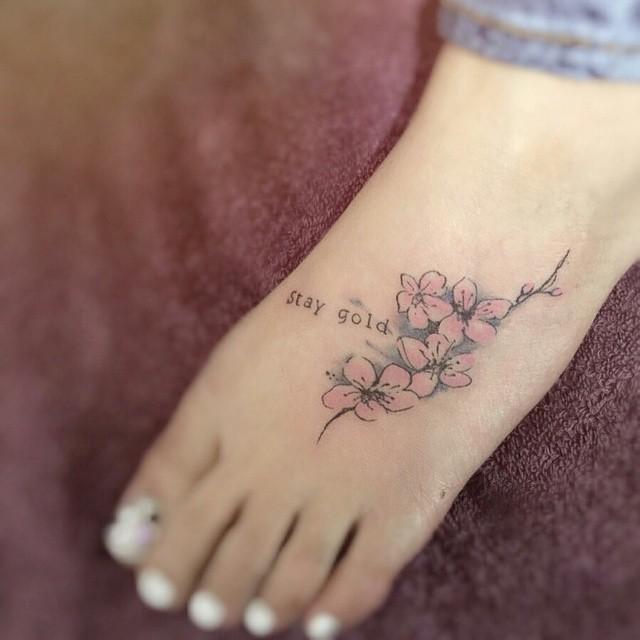 Tatuagem feminina no pé +50 FOTOS Tendências para 2020 Boa Dica de 100 Tatuagens no Pé Fotos Lindas e Inspiradoras