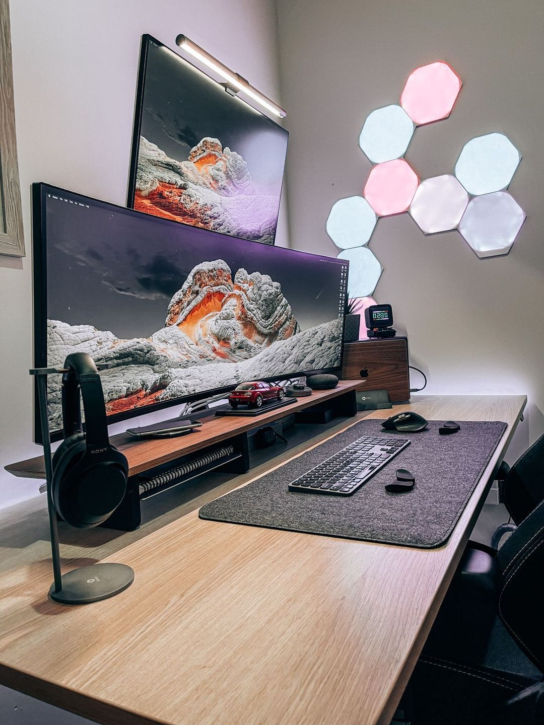 Using stacked monitors for your home office Minimal Desk Setups