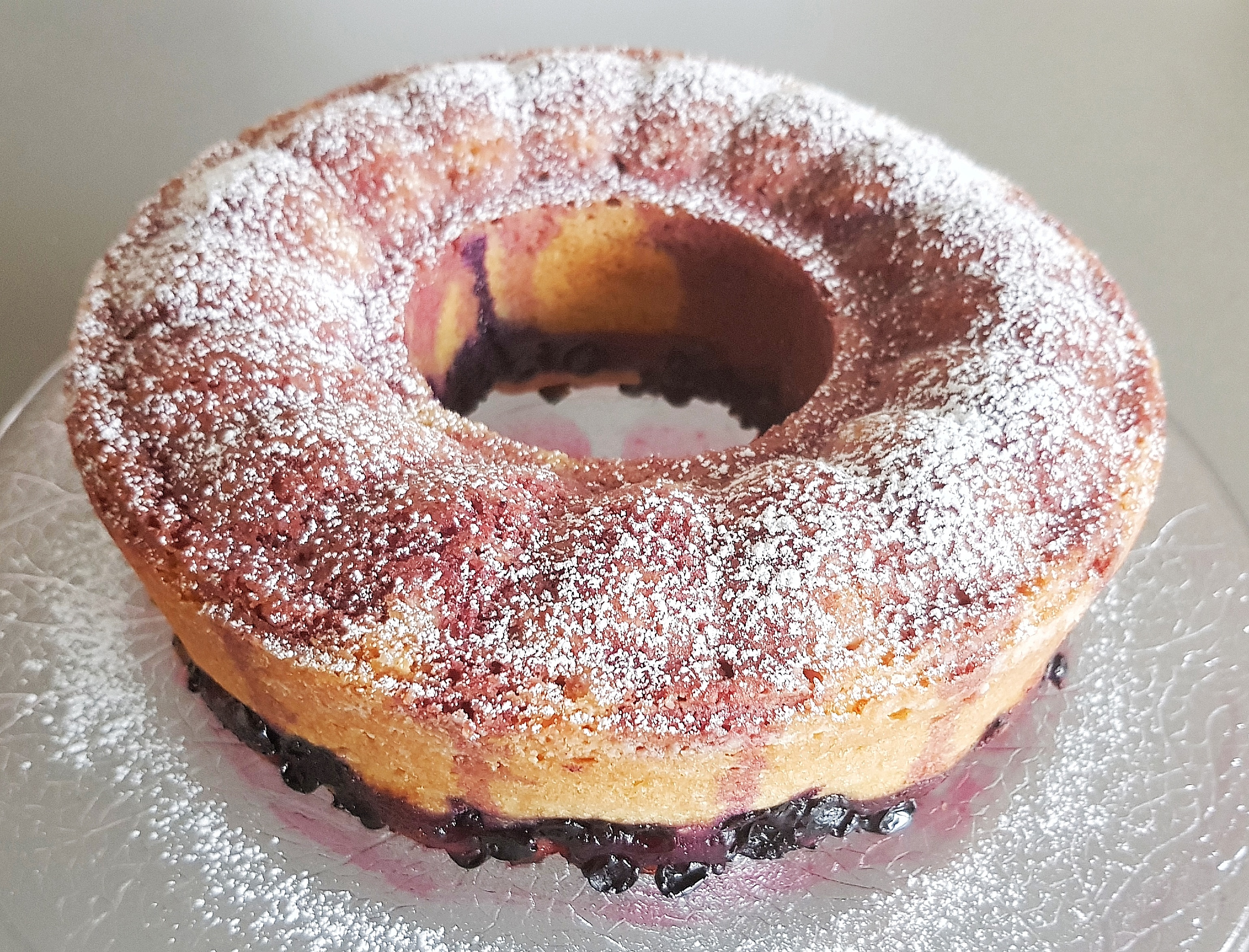 Glutenfri hvid chokoladekage med solbær og mandler Min