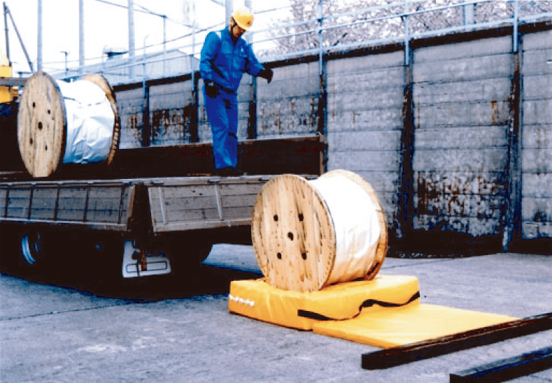 荷卸し作業 - 京都・八幡の運送会社「エフキャリー」のコラム 荷卸しマット – 未来テクノ株式会社