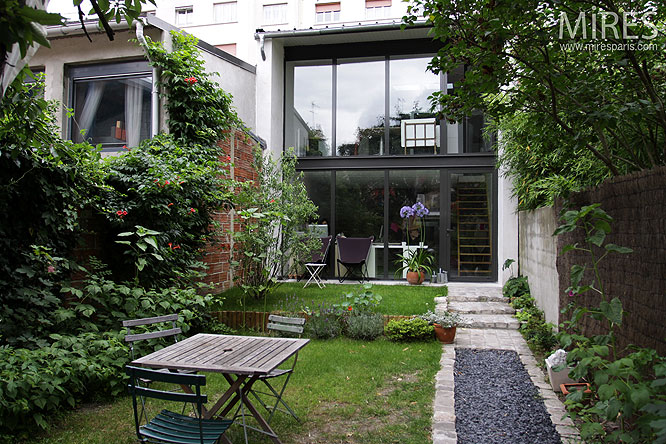 Jardin et façade. C0137 Mires Paris Jardin et façade. C0137 Mires Paris