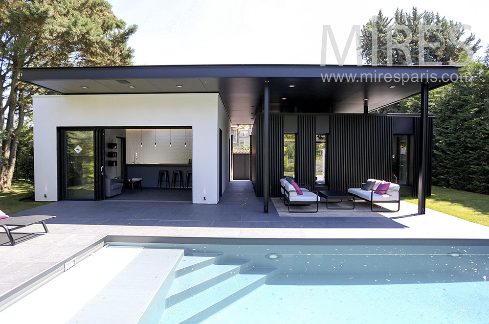 Piscine et pool house moderne. C1581 Mires Paris Piscine et pool house moderne. C1581 Mires Paris