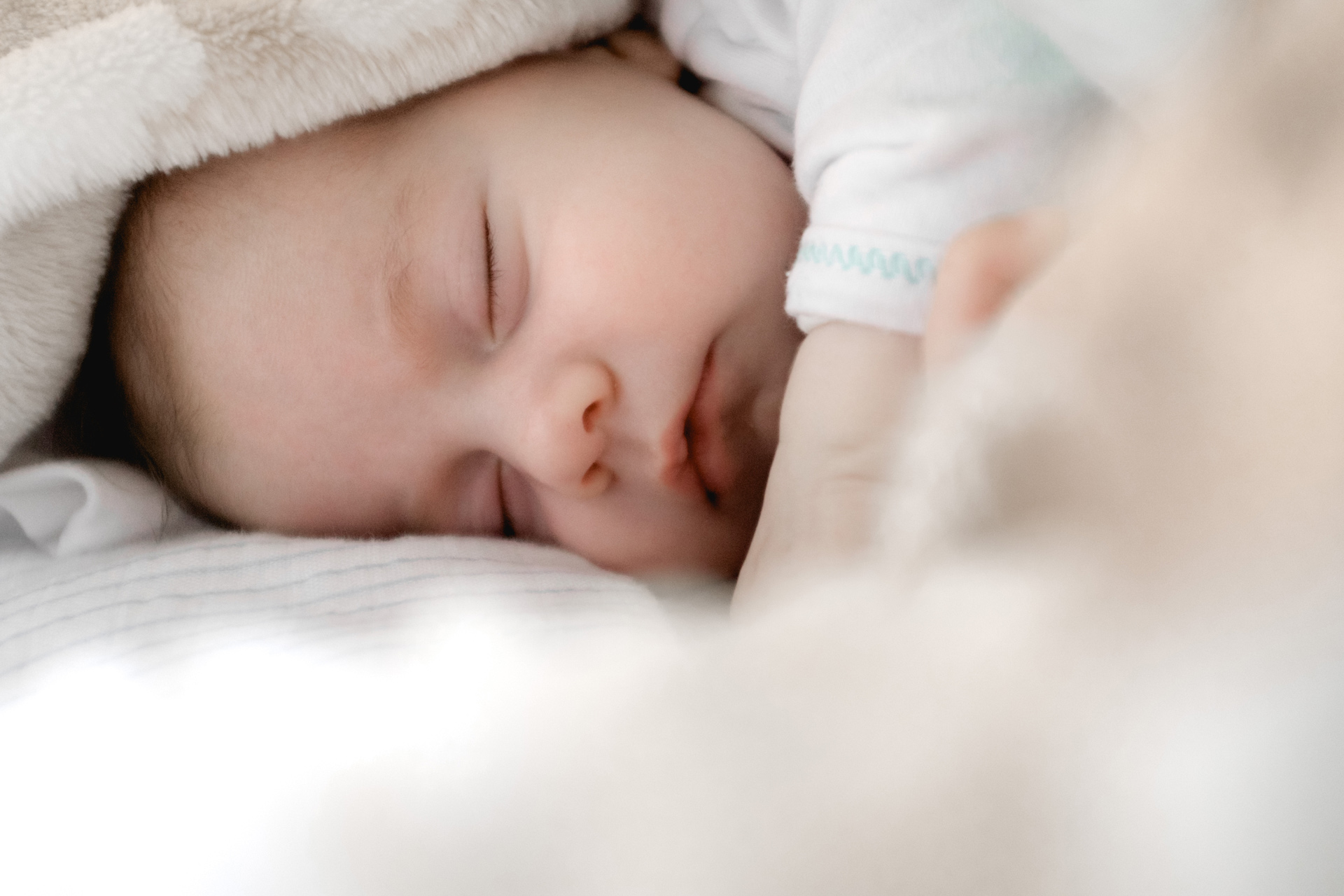 Comment habiller Bébé la nuit pour un sommeil doux et