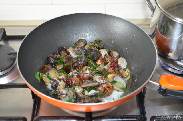 » Spaghetti alle vongole al cartoccio Ricetta Spaghetti alle vongole