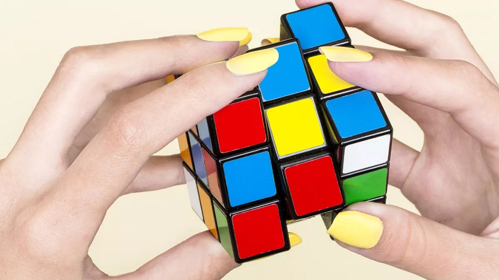 Kuinka ratkaista tai koota Rubikin kuutio muutamalla