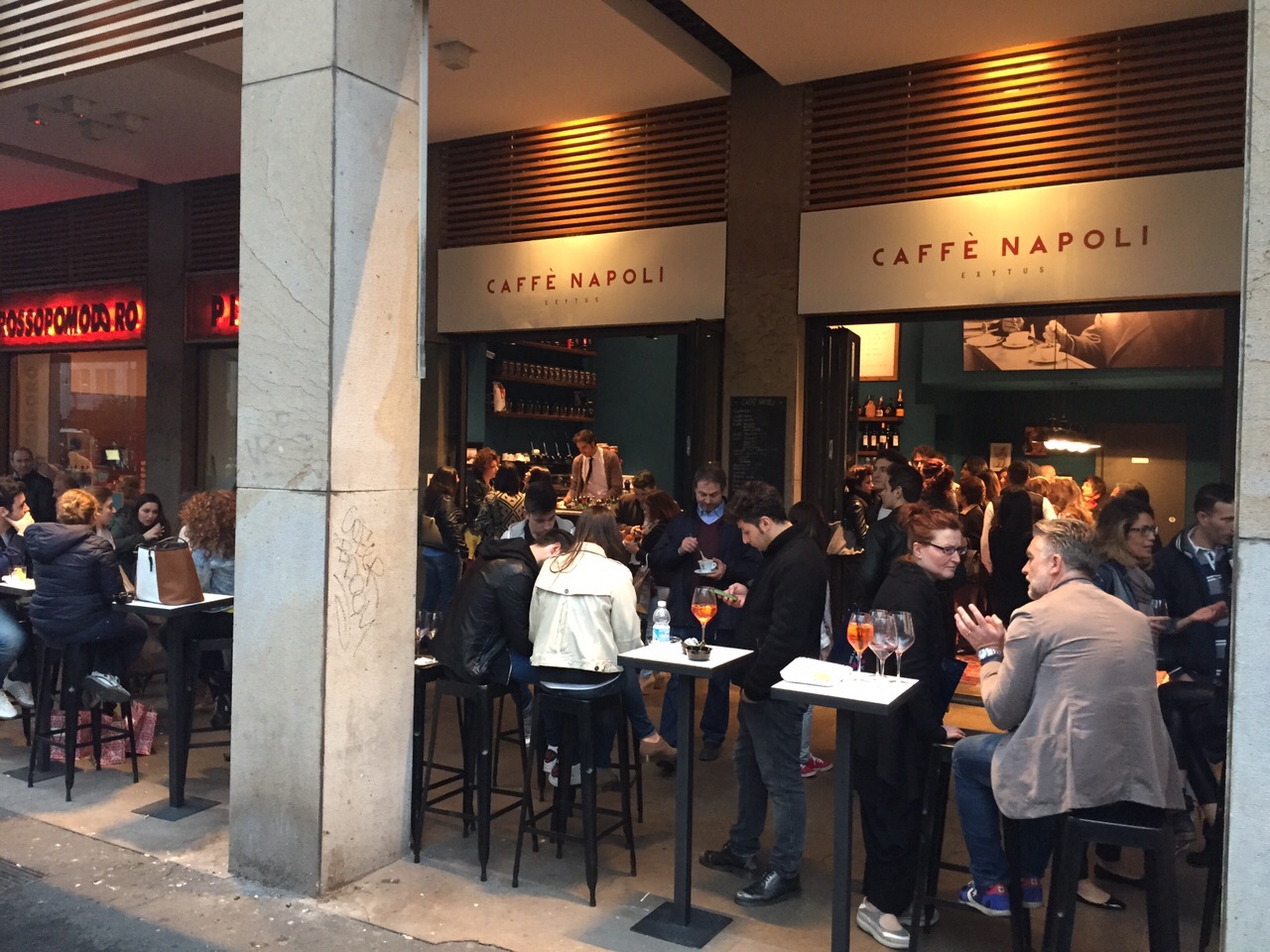 Un ritrovo per soffrire e gioire seguendo la nostra squadra al pub o in tutte le trasferte. Caffe Napoli Punta Ad Aprire 20 Locali A Milano Nel 2017