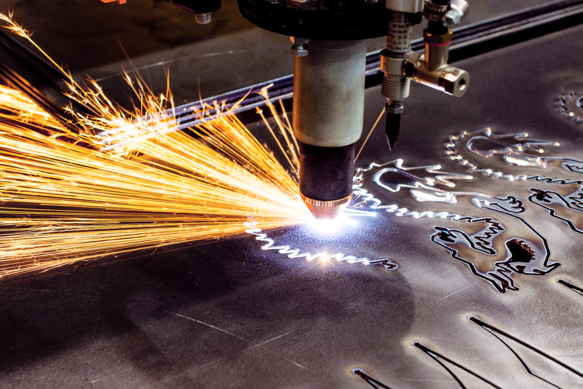 プラズマ加工とは？切断の原理やレーザー、ガス切断との違いについて 鋼管パイプ加工の総合技術商社 宮脇鋼管株式会社